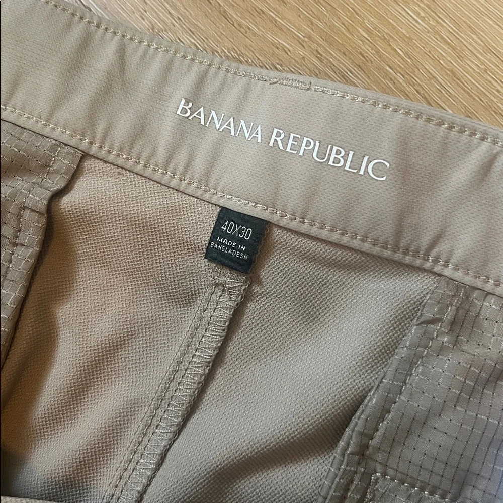 Banana republic men 40 waist 30 length tan 100% Polyester